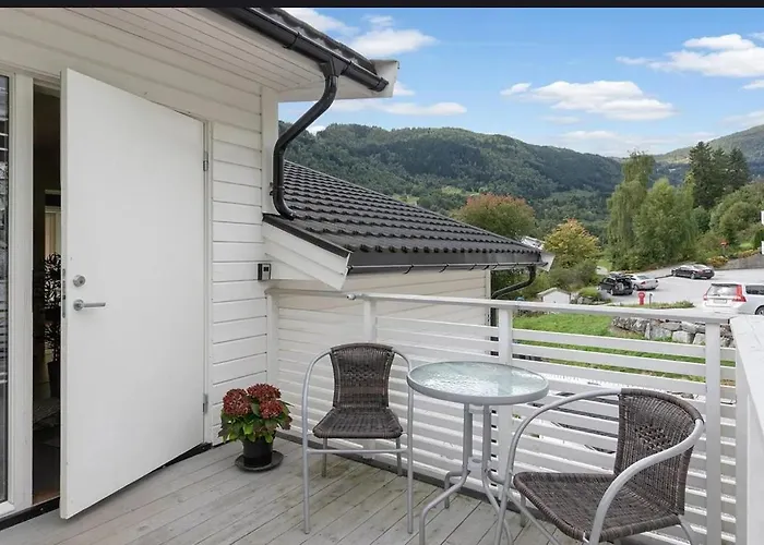 4 Roms Ved Fosshaugane Campus *